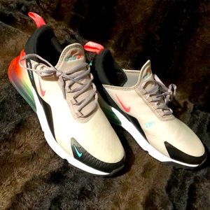 Womens Nike’s Shoe Size 9’